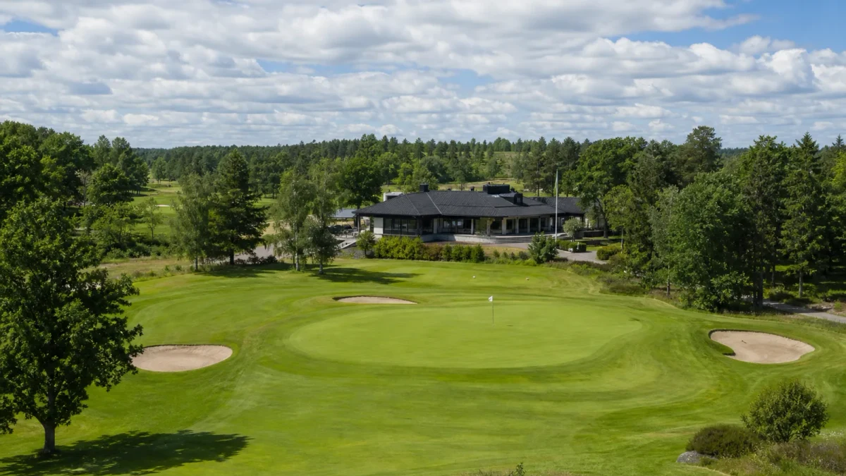 Grönskande fairway och green vid Albatross Golfklubb i Hisings Backa