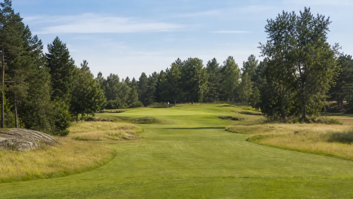 Hålsträckning med green och flagga på Öregrunds Golfklubbs 18-hålsbana