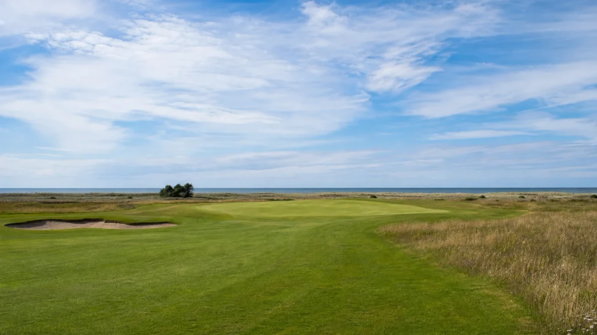 Utslagsplats och fairway på en av de röda, gula eller blå slingorna i Lomma