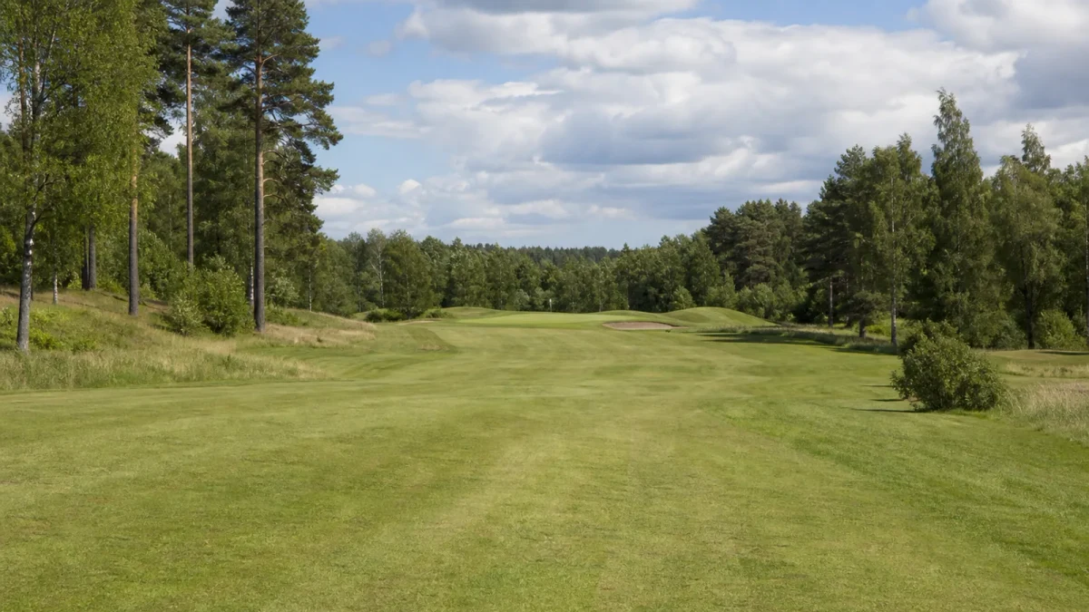 Golfspelare inför andraslaget på ett par 5-hål på 18-hålsbanan