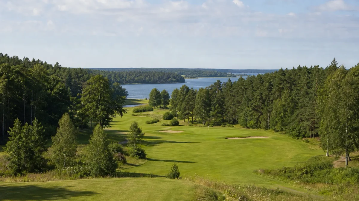Park- och skogsbana vid Väddö kanal på Väddö Golfklubb