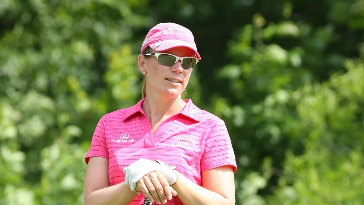 Pokal på en green i solnedgång med flaggstång bakom för profilen om Annika Sörenstam