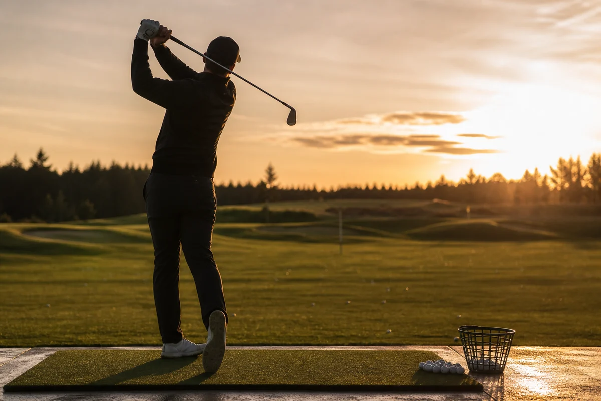 Golfslag och teknik illustrerat med en golfares svingsilhuett på en range i solnedgång