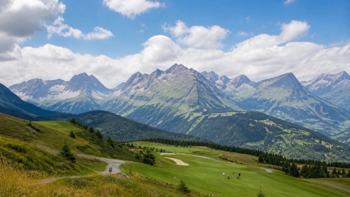 Illustrationsbild av en alpin golfbana med bergspanorama och spelare på avstånd.